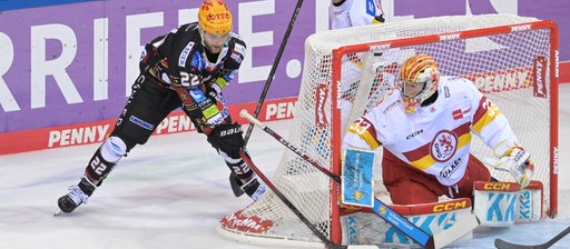 Eishockeyspieler Vladimir Eminger aus Bremerhaven versucht, von hinter dem Tor zu treffen.