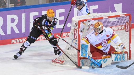 Eishockeyspieler Vladimir Eminger aus Bremerhaven versucht, von hinter dem Tor zu treffen.