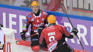 Zwei Spieler der Fischtown Pinguins bejubeln einen Treffer.