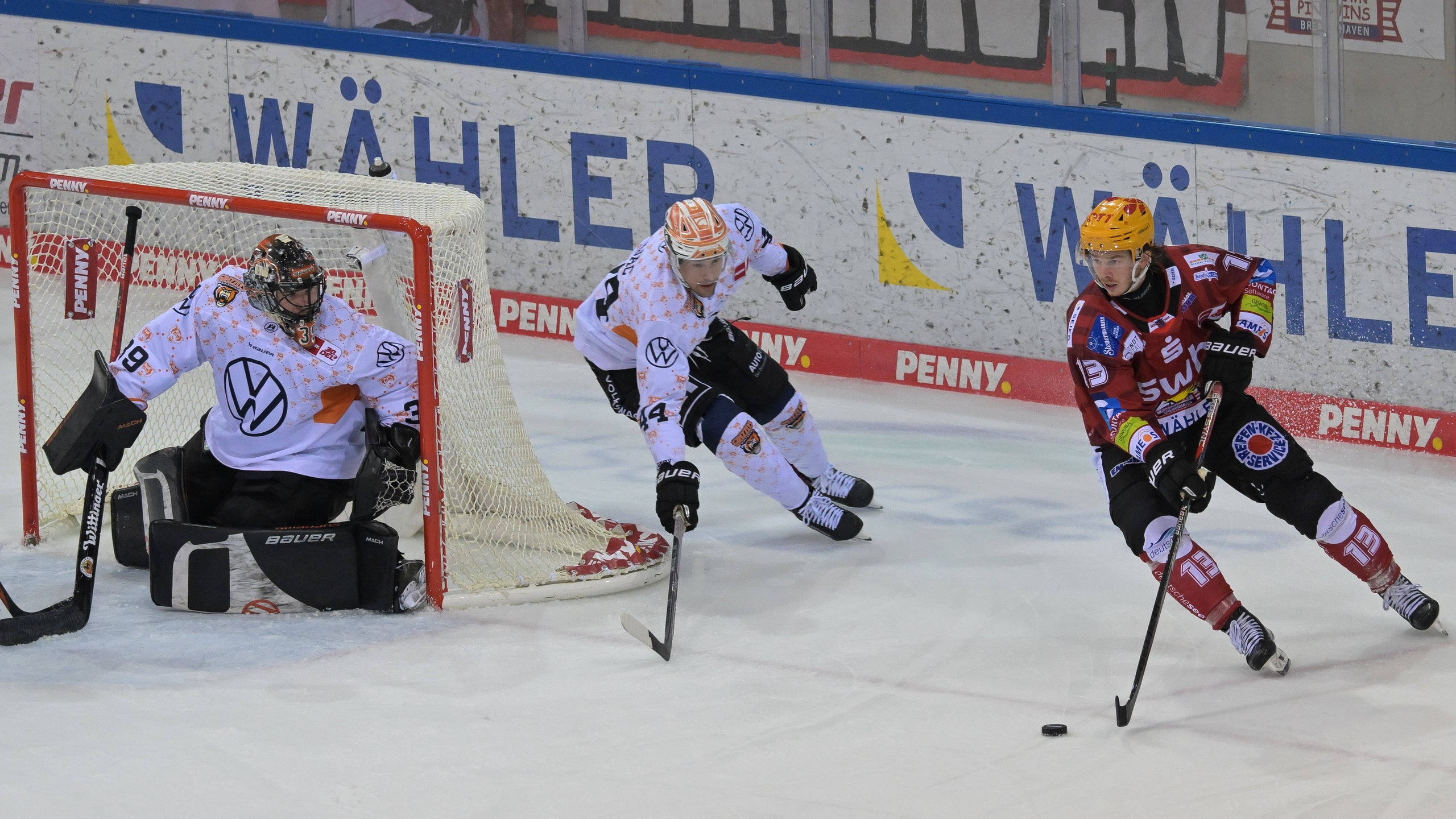 Eishockey-Wahnsinn In Bremerhaven: Pinguins Gewinnen Wildes Nordderby ...