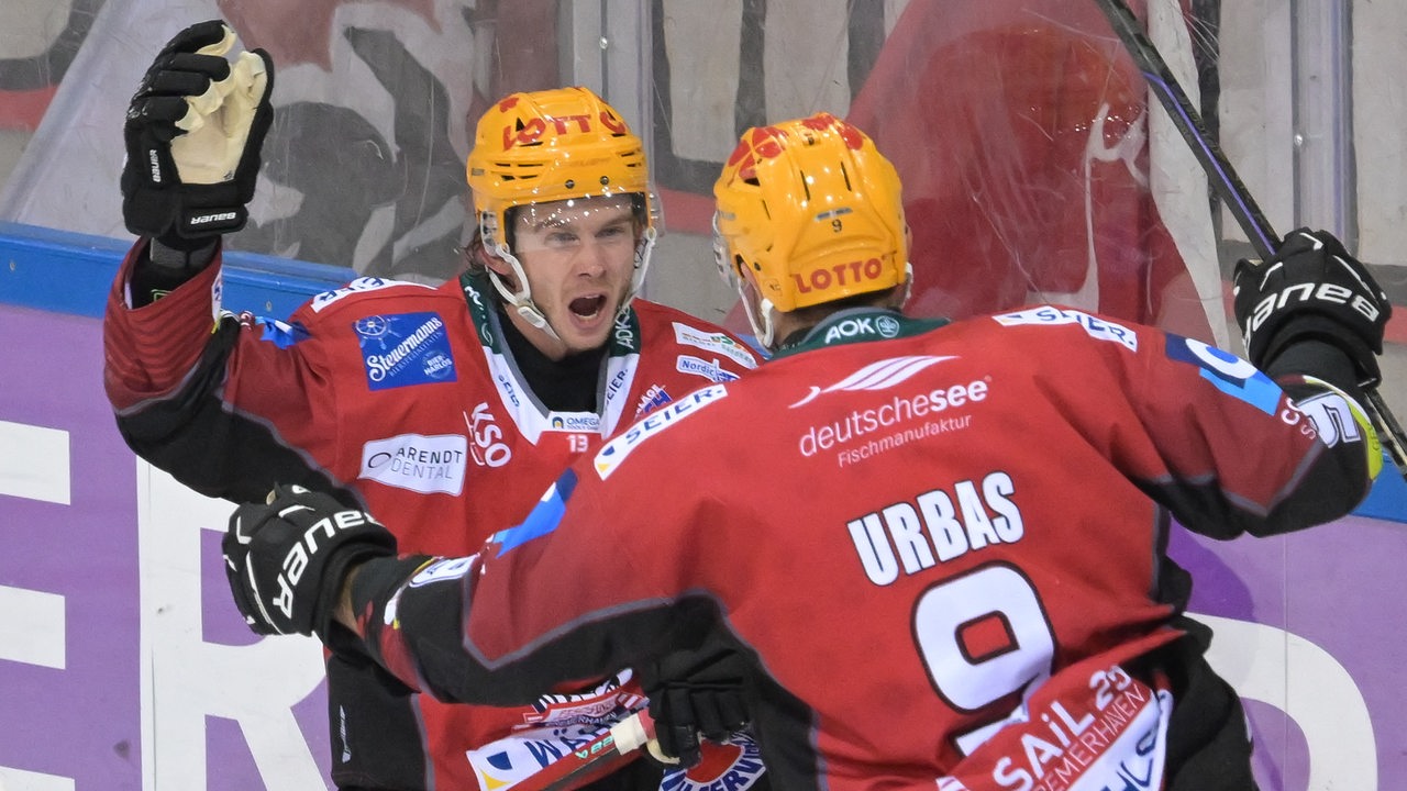 Fischtown Pinguins celebrate a sweeping victory in the Champions League round of 16