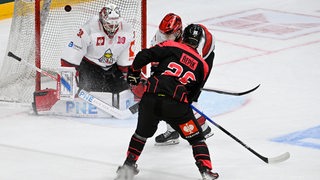 Prag-Stürmer Michael Repik schießt den Puck über Fischtown-Torhüter Kristers Gudlevskis ins Netz.