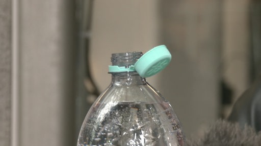 Eine offene Wasserflasche, bei der ein Deckel fest mit der Flasche verbunden ist.