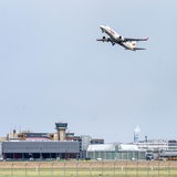 Vom Bremer Flughafen startet ein Flugzeug.