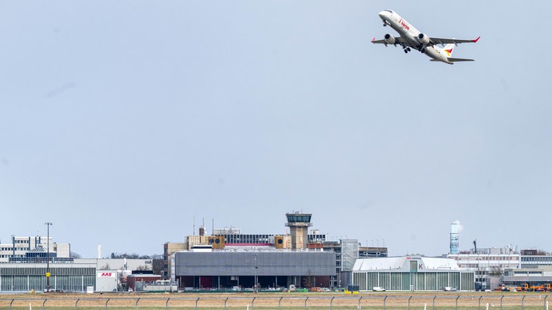 Vom Bremer Flughafen startet ein Flugzeug.