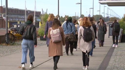 Eine Gruppe Frauen spazieren entlang der Weser.