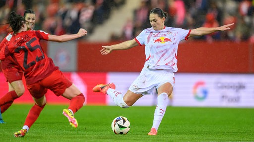 Giovanna Hoffmann schießt gegen den FC Bayern auf das Tor.