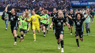 Werders Fußballerinnen rennen jubelnd und hüpfend über den Rasen des Hamburger Volksparkstadions nach dem Einzug ins Pokal-Finale.