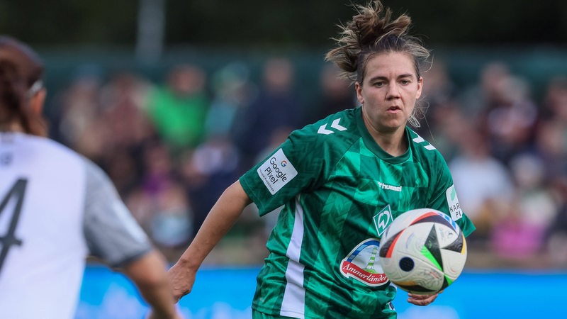 Werder-Spielerin Rieke Dieckmann fokussiert den herangeflogenen Ball in einem Zweikampf.