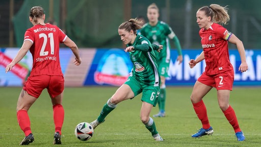 Reena Wichmann im Zweikampf im Spiel gegen Freiburg