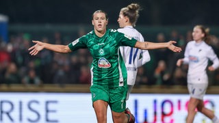 Larissa Mühlhaus vom SV Werder Bremen jubelt und breitet dabei die Arme aus.