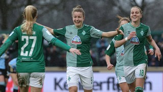 Werders Fußballerin Michelle Ulbrich bejubelt mit weit ausgebreiteten Armen ihren Treffer.