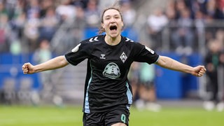 Sophie Weidaer bejubelt ein Tor im Hamburger Volksparkstadion.