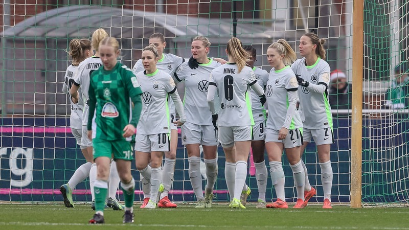 Wolfsburger Fußballerinnen bejubeln gemeinsam einen Treffer gegen Werder Bremen.