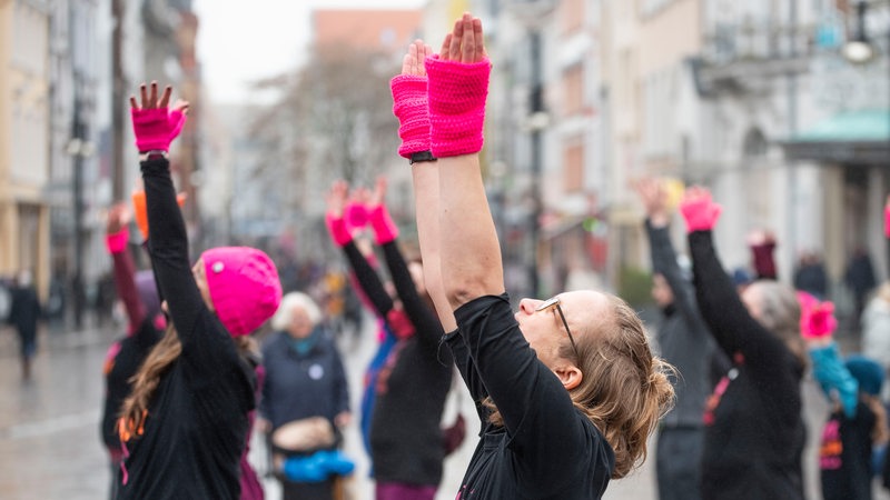 Frauen nehmen am Tanzflashmob "One Billion Rising" teil.