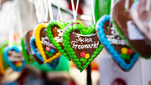 Lebkuchenherzen mit der Aufschrift "Ischa Freimarkt"