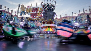 Ein Fahrgeschäft dreht sich auf dem 989. Freimarkt. Der Markt wird seit dem Jahr 1035 veranstaltet und erfasst über das Festgelände Bürgerweide hinaus auch die historische Altstadt.