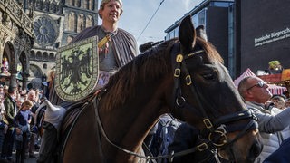 Ein als Bremer Roland verkleideter Reiter reitet zur Eröffnung des 989. Bremer Freimarktes auf den Bremer Marktplatz.