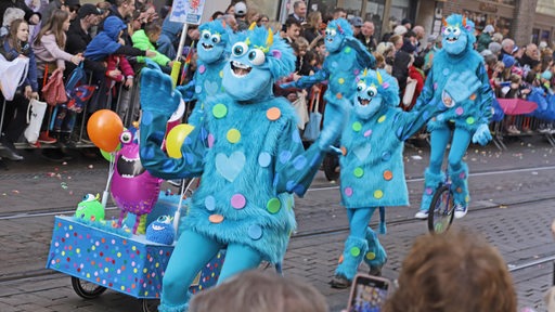 Der Freimarktsumzug 2024 zieht durch die Obernstraße in Bremen.