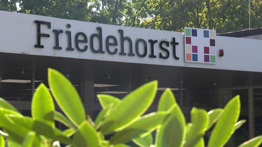 Auf einem Schild steht "Friedehorst".