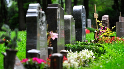 Grabsteine auf einem Friedhof 