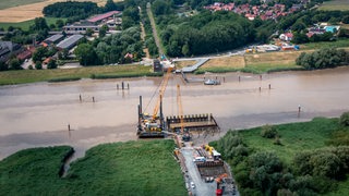 Schwimmkran bringt erstes Bauteil für neue Friesenbrücke über die Ems