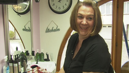 Die Friseurmeisterin Simone Wagner lächelt freundlich in die Kamera.