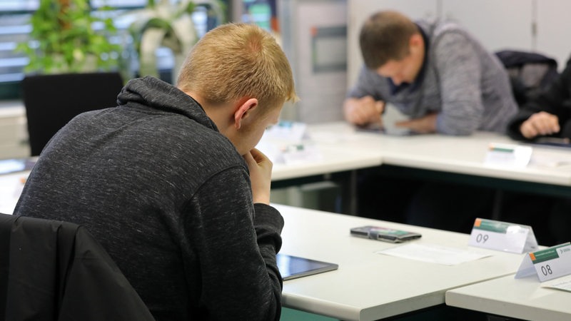 Fahrschüler einer theoretischen Prüfung bei der Dekra (Archivbild)