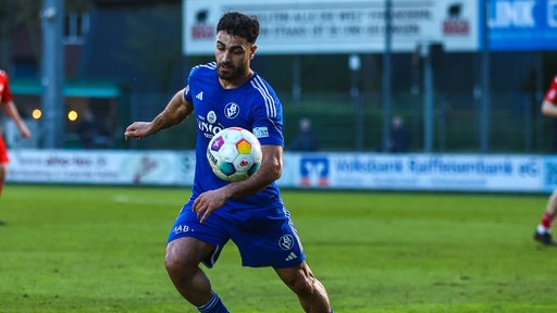 Fußballer Nikky Goguadze vom Bremer SV ist im blauen Trikot während eines Spiels am Ball.