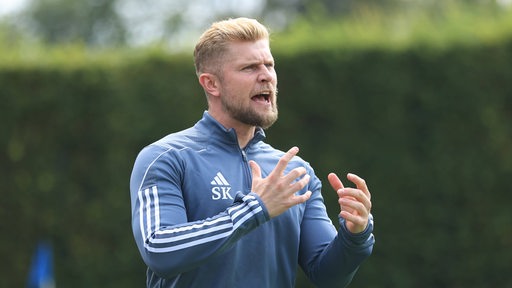 Sebastian Kmiec, Trainer des Bremer SV, gestikuliert.