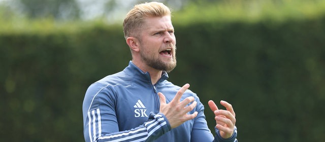 Sebastian Kmiec, Trainer des Bremer SV, gestikuliert.