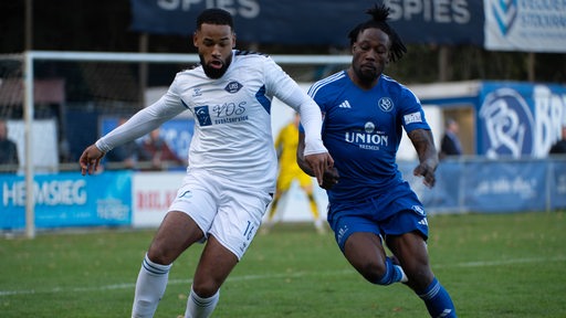 Jason Tomety-Hemazro und ein Spieler des Bremer SV im Zweikamf.