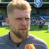 BSV-Fußballtrainer Sebastian Kmiec steht nach dem 0:0 seiner Mannschaft gegen Lohne auf dem Rasen beim Interview.