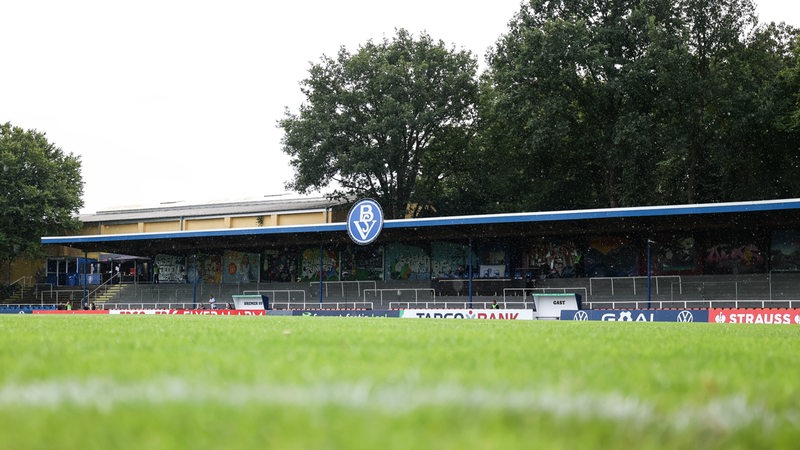 Zu sehen ist die Haupttribüne des Stadions am Bremer Panzenberg.