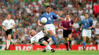 Dieter Eilts bei der EM 1996 im Duell um den Ball mit Italiens Roberto di Matteo.