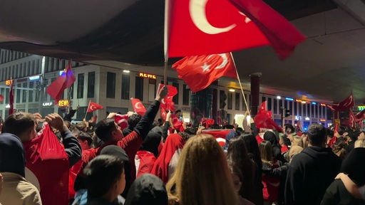 Anhänger der Türkischen Nationalmannschaft feiern den Sieg ihres Teams in der Bremer Innenstadt.