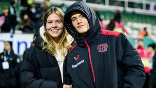Die Fußball-Geschwister Juliane und Florian Wirtz gemeinsam nach dem Spiel im Weser-Stadion.