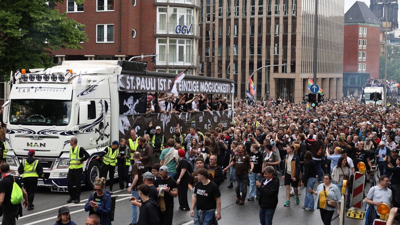 Die Fans des FC. St Pauli feiern mit dem Team den Aufstieg in die Bundesliga.