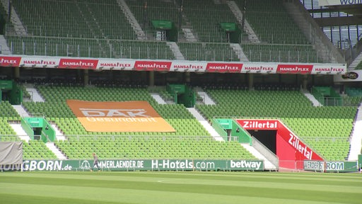 Es ist der Ober- und Unterrang im Weserstadion zu sehen.