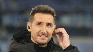 Miroslav Klose, der neue Trainer des 1. FC Nürnberg, hat Kopfhörer im Ohr