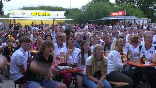 Es sind viele Deutschland-Fans beim Public Viewing der EM in Bassum zu sehen.