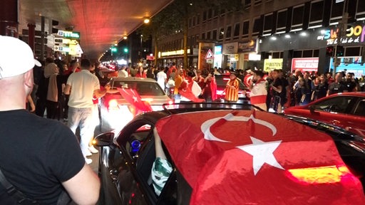 Türkische Fußballfans feiern mit einem Autokorso in Bremen den Sieg ihres Teams bei der EM.