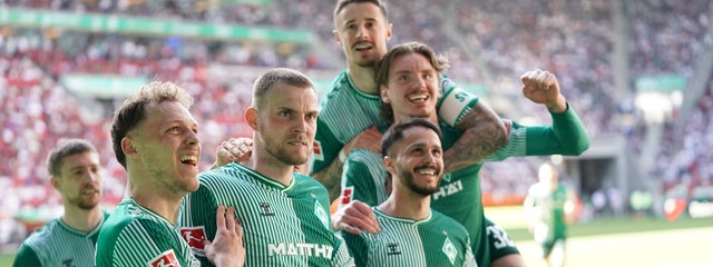 Mehrere Werder-Spieler feiern zusammen den Treffer von Marvin Ducksch gegen Augsburg.