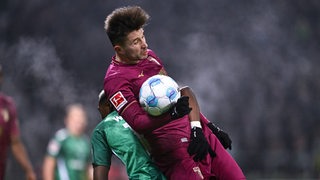 Dem Augsburger Elvis Rexhbecaj fällt der Ball auf dem Arm.