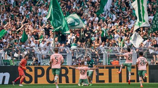 Werder Spieler bejubeln mit ihren Fans einen Treffer beim Auswärtsspiel in Dortmund.