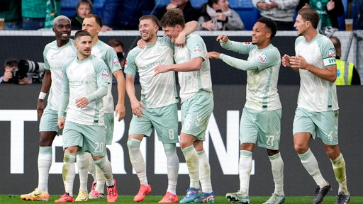 Werders Spieler jubeln gemeinsam ein Tor im Spiel bei der TSG Hoffenheim.