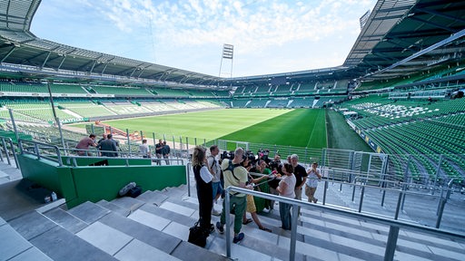 Blick vom neuen Gästeblock in der Westkurve ins leere Weser-Stadion.