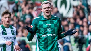 Werder-Stürmer Marvin Ducksch macht während des Spiels gegen Gladbach eine Geste voller Unverständnis und verzieht dabei das Gesicht.