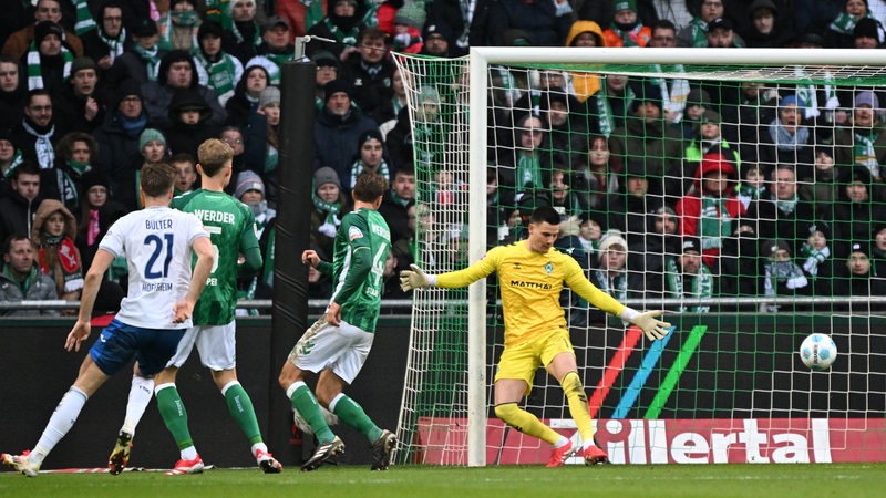 Werder-Torwart Michael Zetterer kann den Torschuss der Hoffenheimer nicht halten und den Treffer nicht verhindern. Auch einige Werder-Abwehrspieler schauen nur zu.