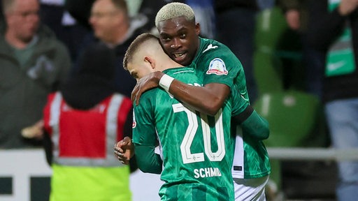 Werder-Profi Derrick Köhn umarmt seinen Mitspieler Romano Schmid nach einem Tor gegen Union Berlin.